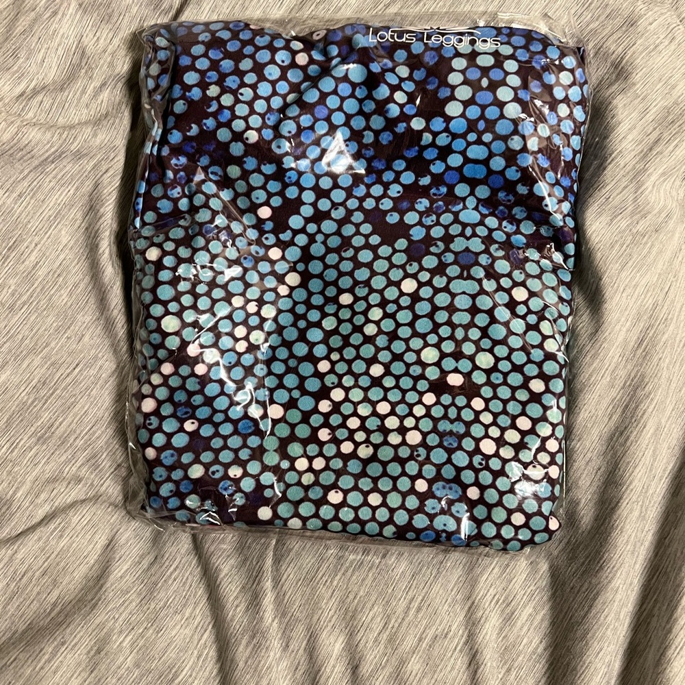 Lotus leggings size large.